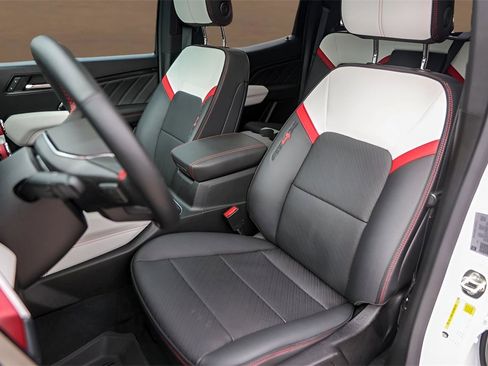 Used 2024 GMC Canyon AT4X image 8