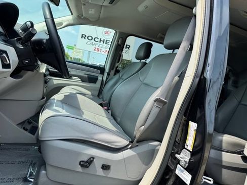 Used 2013 Volkswagen Routan SE FWD image 5