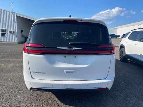 Used 2024 Chrysler Pacifica Touring-L FWD image 7
