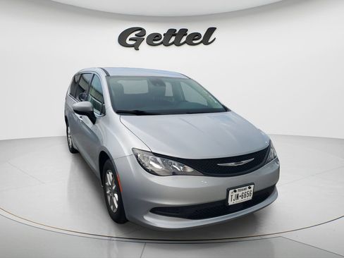 Used 2023 Chrysler Voyager LX FWD image 3