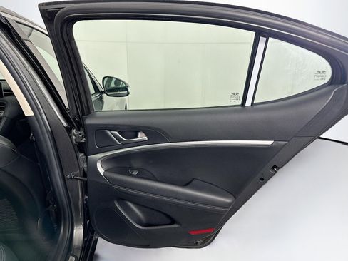 Used 2025 Genesis G70 2.5T AWD/4WD image 32