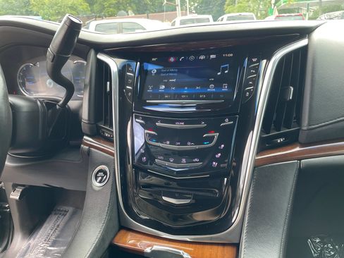 Used 2016 Cadillac Escalade ESV Luxury AWD/4WD image 22