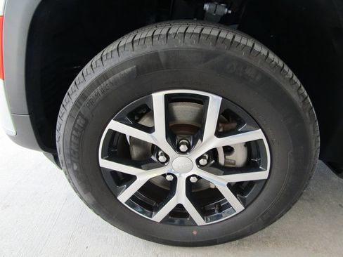 Used 2023 Jeep Grand Cherokee L Limited AWD/4WD image 31