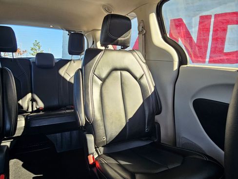 Used 2024 Chrysler Pacifica Touring-L image 25