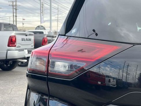 Used 2023 Nissan Rogue SV image 10