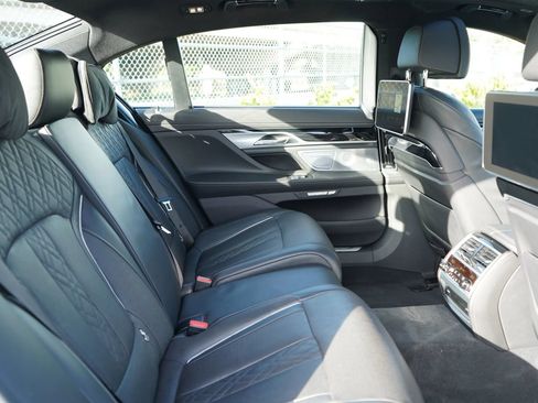 Used 2018 BMW 750i RWD image 24