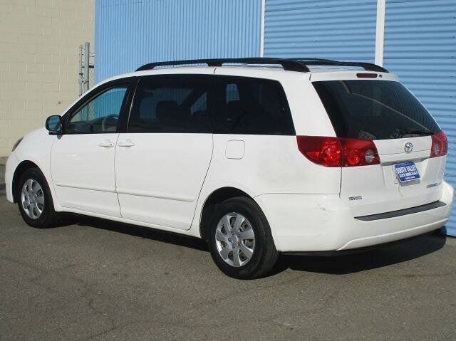 Used 2007 Toyota Sienna LE w/ LE Pkg 4 FWD image 4