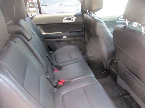 Used 2014 Ford Explorer XLT w/ Equipment Group 202A AWD/4WD image 9