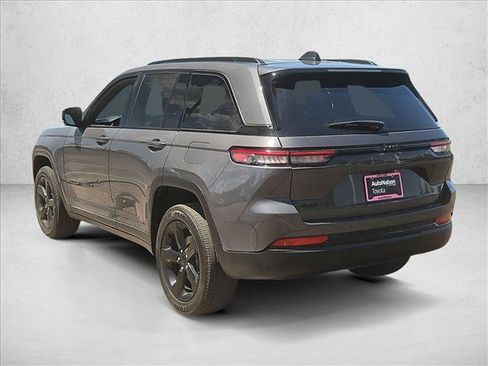 Used 2025 Jeep Grand Cherokee Altitude AWD/4WD image 9