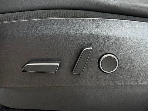 Used 2022 Tesla Model Y Long Range AWD/4WD image 35