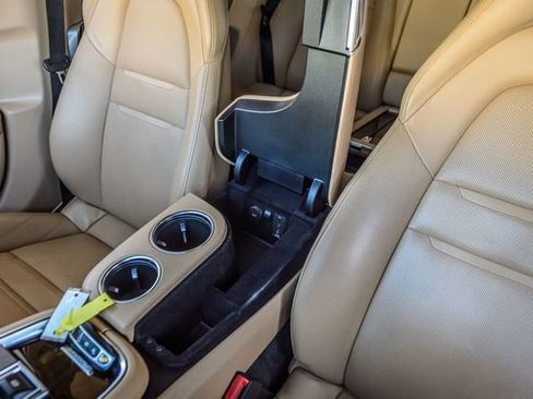 Used 2018 Porsche Panamera image 33