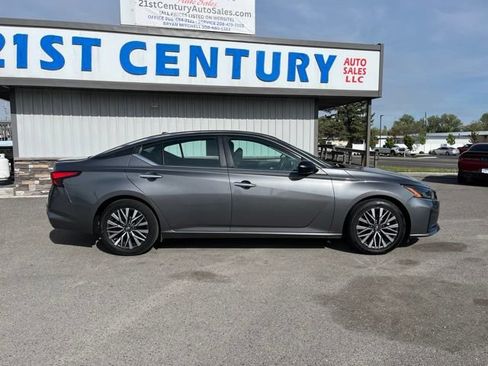 Used 2025 Nissan Altima 2.5 SV FWD image 15