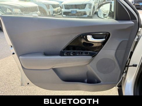 Used 2018 Kia Niro EX image 7