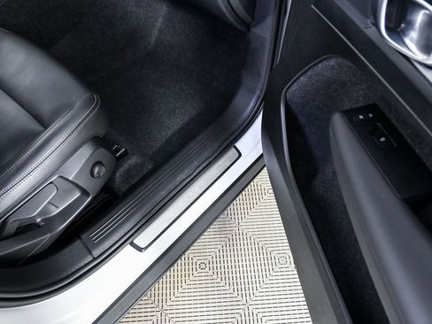 Certified 2025 Volvo XC40 B5 Core image 26