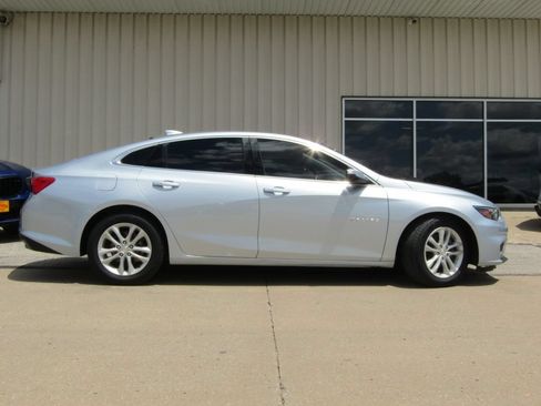 Used 2018 Chevrolet Malibu LT FWD image 2
