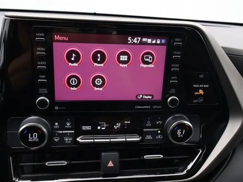 Used 2022 Toyota Highlander LE AWD/4WD image 31