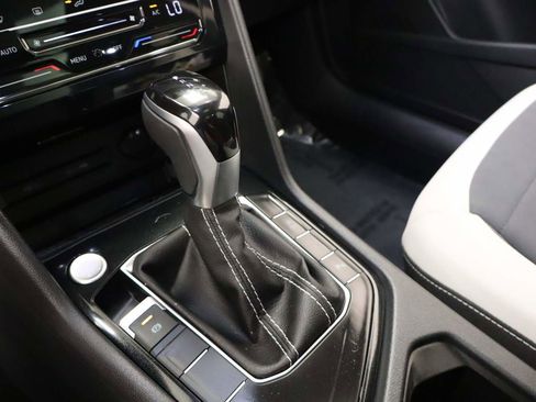 Used 2025 Volkswagen Taos SE w/ Panoramic Sunroof Package image 10