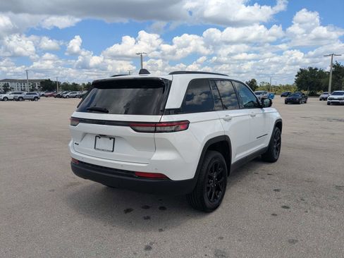 Used 2025 Jeep Grand Cherokee Altitude AWD/4WD image 5