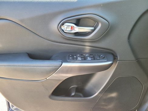 Used 2019 Jeep Cherokee Latitude w/ Popular Appearance Group image 31