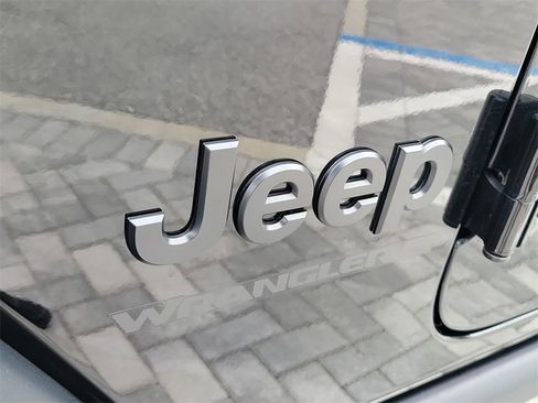 Used 2025 Jeep Wrangler Willys image 9