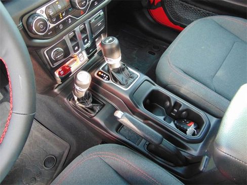 Used 2024 Jeep Wrangler Rubicon w/ Convenience Group image 14