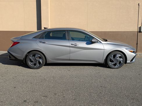 New 2026 Hyundai Elantra Limited image 3