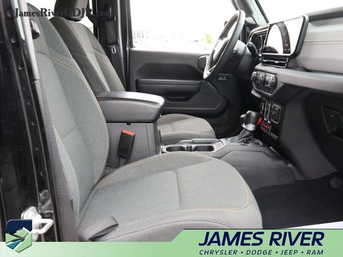 Used 2024 Jeep Wrangler Unlimited AWD/4WD image 9