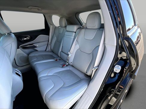 Used 2019 Jeep Cherokee Limited image 13