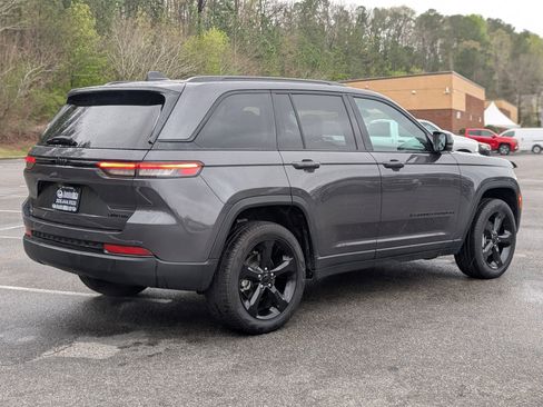 Used 2024 Jeep Grand Cherokee Limited w/ Black Appearance Package image 9