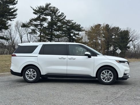 Used 2022 Kia Carnival LX image 7