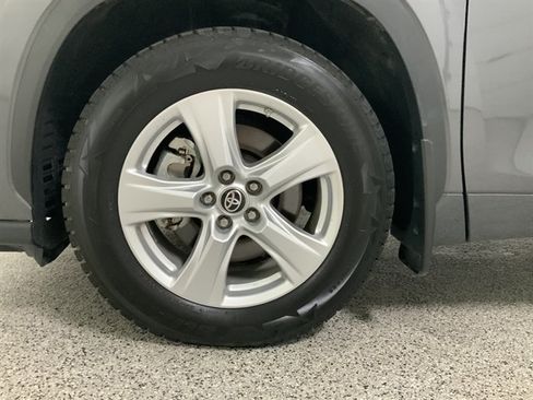 Used 2023 Toyota Highlander LE AWD/4WD image 12
