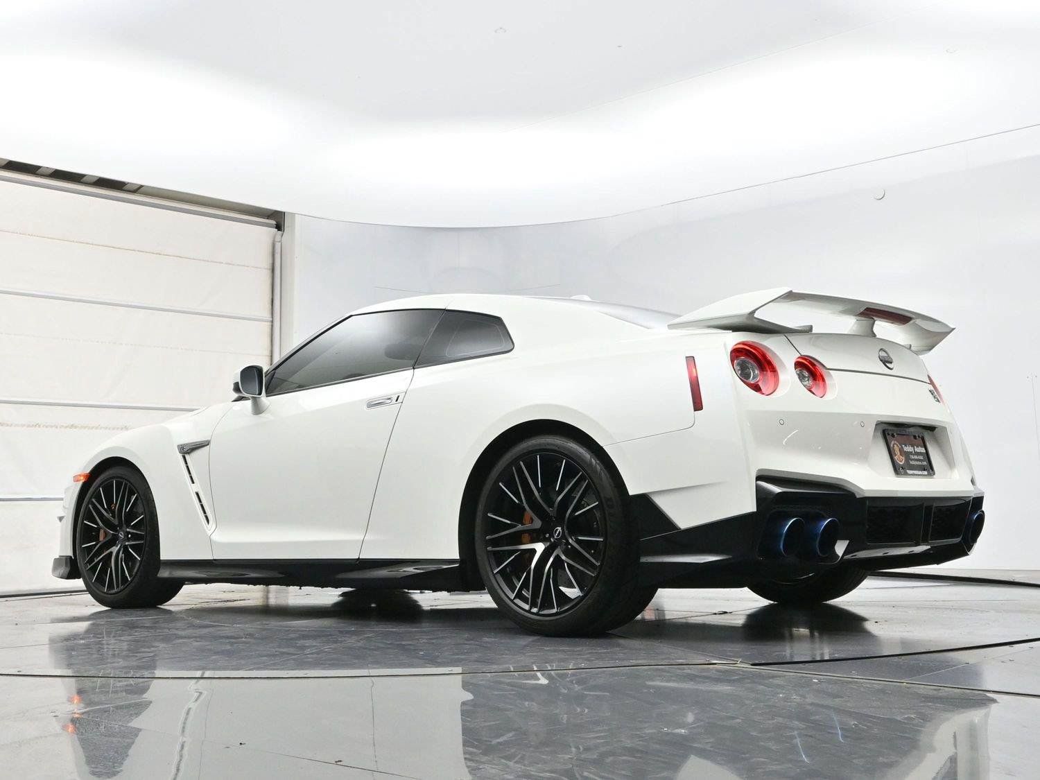 Certified 2024 Nissan GT-R Premium w/ Premium Interior Package AWD/4WD image 36