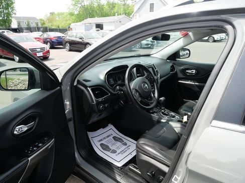 Used 2019 Jeep Cherokee Latitude Plus w/ Cold Weather Group AWD/4WD image 9