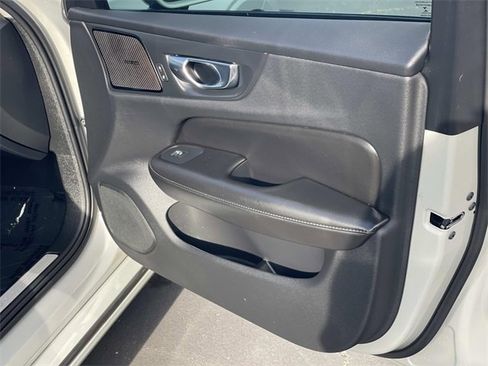 Used 2020 Volvo S60 T5 Momentum w/ Premium Package image 33