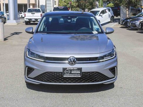 Used 2025 Volkswagen Jetta SE FWD image 2