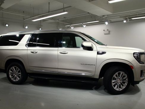 Used 2021 GMC Yukon XL SLT w/ SLT Luxury Plus Package image 9