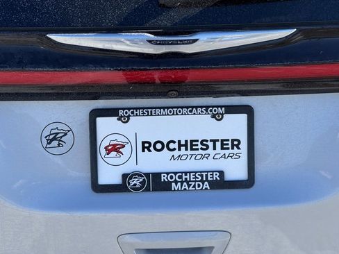 Used 2024 Chrysler Pacifica Touring-L image 40