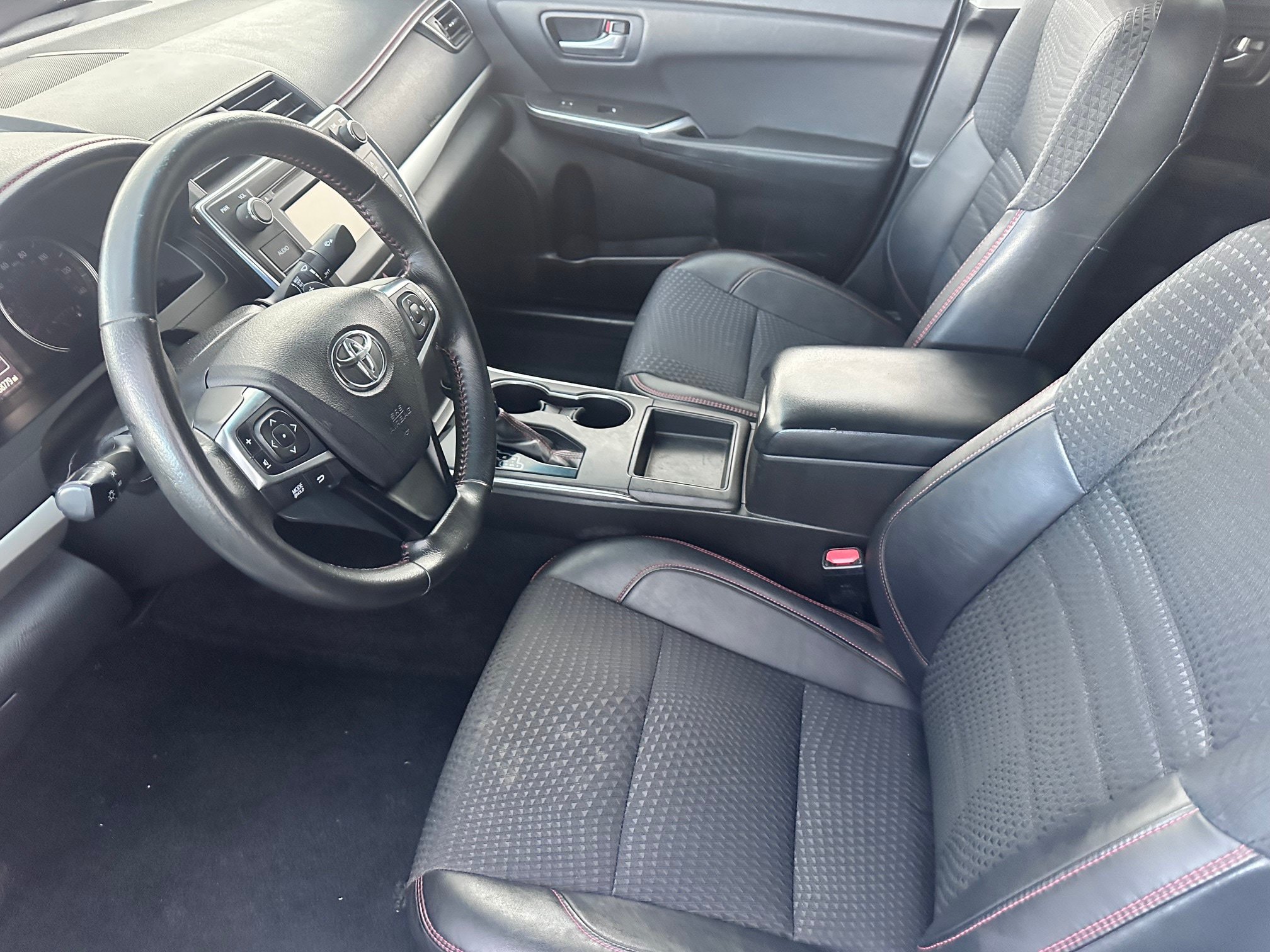 Used 2015 Toyota Camry SE FWD image 5