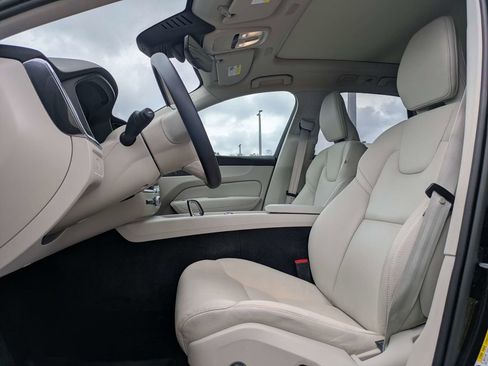 Certified 2023 Volvo XC60 B5 Plus AWD/4WD image 2