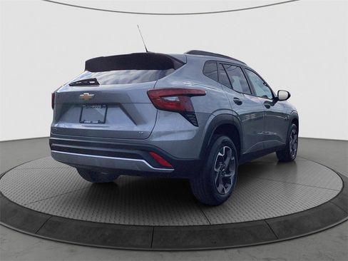 Used 2024 Chevrolet Trax LT w/ LT Convenience Package image 7