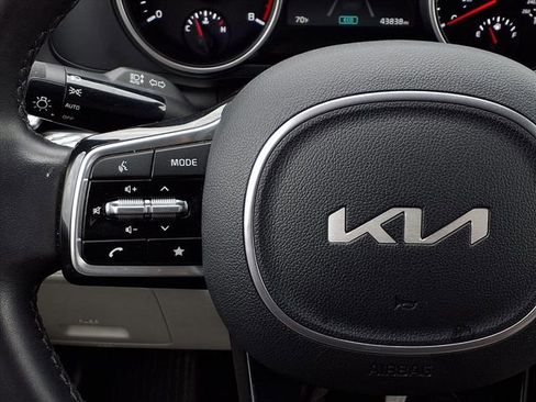 Used 2024 Kia Carnival LX image 20