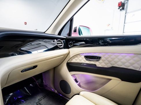Used 2021 Bentley Bentayga image 53