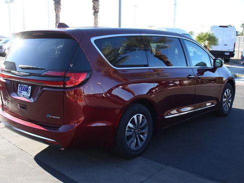 Used 2022 Chrysler Pacifica Limited image 8