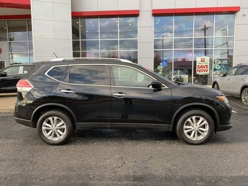 Used 2016 Nissan Rogue SV image 2