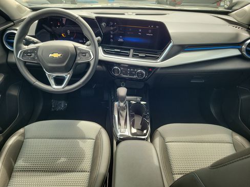 Used 2025 Chevrolet Trax LT w/ LT Convenience Package FWD image 12