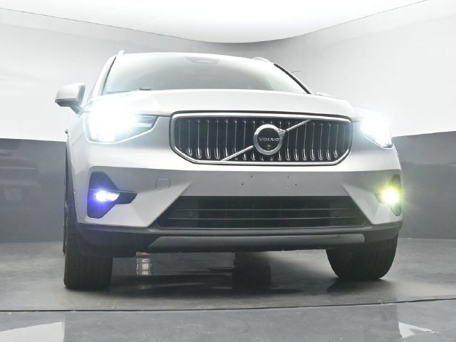 Used 2024 Volvo XC40 B5 Plus AWD/4WD image 11