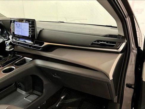 Used 2021 Toyota Sienna XLE image 16