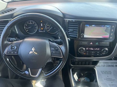 Used 2018 Mitsubishi Outlander SE FWD image 11