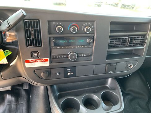 Used 2017 Chevrolet Express 3500 RWD image 22