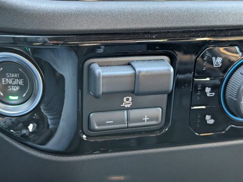 Used 2025 Chevrolet Silverado 1500 ZR2 w/ Technology Package image 13